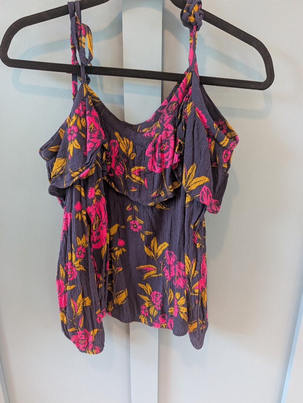 Express Cold Shoulder Top - Picture 2 of 6